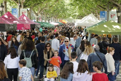 La rambla es va quedar petita la diada de Sant Jordi de l’any passat, que va caure en diumenge.