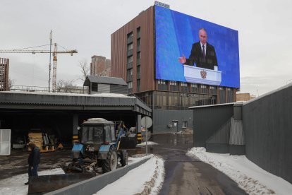 Una enorme pantalla transmet el discurs al carrer a Moscou.