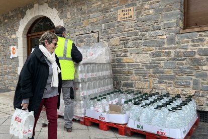 Distribució d’aigua embotellada la setmana passada a Rialp.