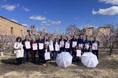 La presentació de les activitats es va portar a terme en una finca d’albercocs de Seròs.