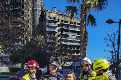 La propietària del gat, emocionada després que bombers i policies li entreguessin la mascota.