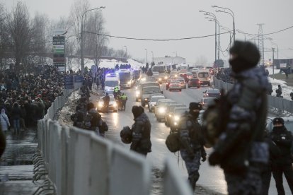 Milers de persones es van reunir per retre homenatge a Navalni entre fortes mesures de seguretat.