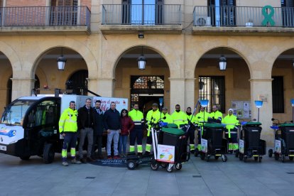 L’alcalde de Mollerussa, Marc Solsona (segon per l’esquerra), en la presentació del nou servei de neteja viària.