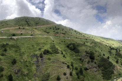 Vista dels terrenys que sobrevolarà la tirolina. - ACTIUS DE MUNTANYA