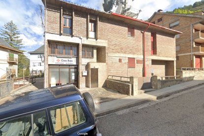 L’antic consultori i casa del metge s’ubica al carrer Noguera de Tor, al centre del Pont de Suert.