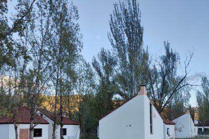 Els bungalous construïts als noranta i ara en desús. - M.B.
