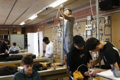 Alumnes de l’institut Caparrella en una classe pràctica d’electricitat divendres passat.