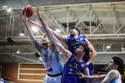 Javi Vega lluita per un rebot amb el lleidatà Marc Martí i el seu company Robert Cosialls.