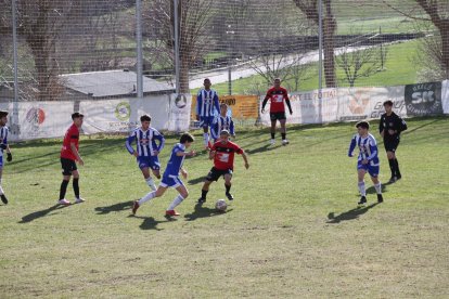 Dos jugadors de l’Organyà i el Coll de Nargó proven d’aconseguir el control de la pilota.