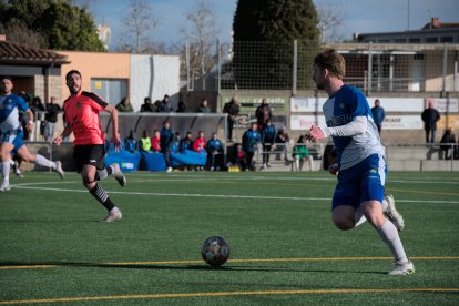 Un jugador del Guissona condueix l’esfèric davant l’atenta mirada d’un rival.