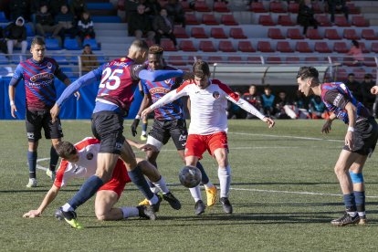 Una acció del partit d’ahir entre la UE Tàrrega i el Sant Cugat.