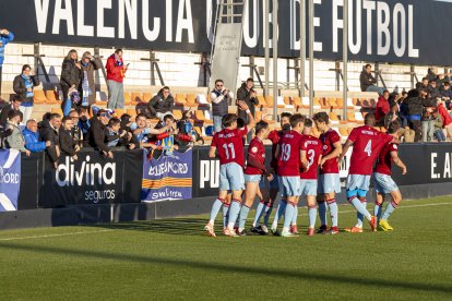 Juan Agüero, en el moment d’executar el xut que va suposar el gol de la victòria.