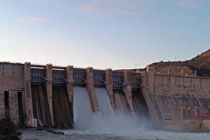 Les comportes del pantà de Mequinensa van obrir aquest cap de setmana per deixar resguard a l’avinguda del riu Ebre.