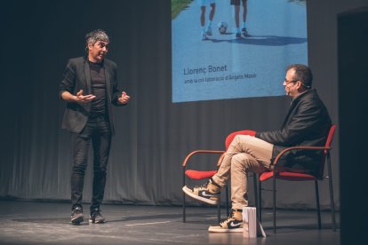 Llorenç Bonet, dempeus, durant la presentació del llibre.