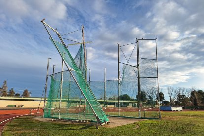 Així ha quedat la gàbia de llançament de la pista d’atletisme de les Basses.