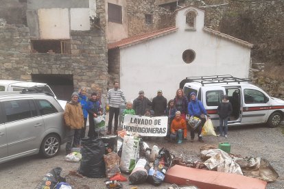 El grup de voluntaris va treballar durant tot un matí.