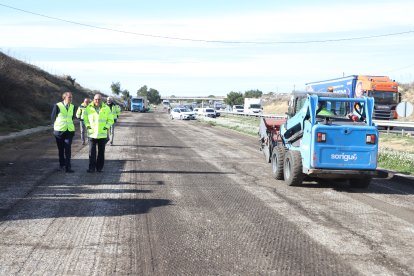 Crespín durant la visita a les obres per reparar el ferm de l’A-2 entre Alcarràs i Lleida.