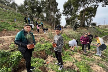 Alguns dels alumnes que van participar en la plantació al Turó de Gardeny.