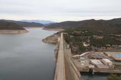 El pantà de Rialb, a la conca del Segre, emmagatzema 126,7 hectòmetres cúbics en l’actualitat.