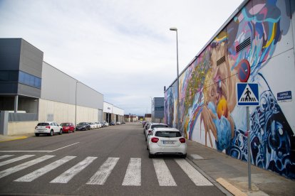 Imatge d’ahir del carrer Tramuntana del polígon de Torrefarrera on van assaltar dos naus.