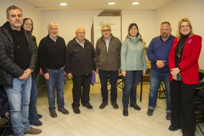 La junta local de l’Associació Contra el Càncer de Tàrrega va estrenar ahir local.