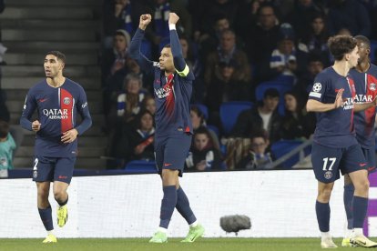 Mbappé celebra el primer gol, ahir a Sant Sebastià.