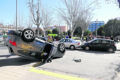 Imatge del totterreny bolcat, en un sinistre que va generar expectació entre els veïns.