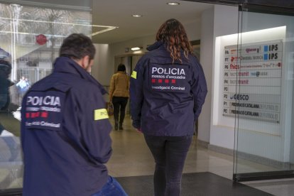 Dos agents dels Mossos entrant ahir a la seu de la Federació Catalana de Futbol a Barcelona.