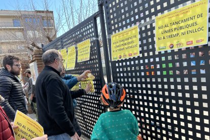 Les famílies van penjar pancartes i recullen firmes contra el tancament de la línia d’I3.