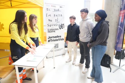 Psicòlogues del SEM parlen amb estudiants ahir durant la jornada a l’edifici Polivalent de la UdL.