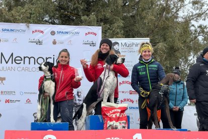 Jordana Salvadó i el seu gos Negan, al centre, a dalt de tot del podi de la Copa d’Espanya.