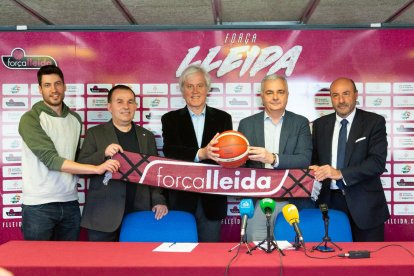 Representants de Barça i Força Lleida, ahir durant la firma de la renovació del conveni.