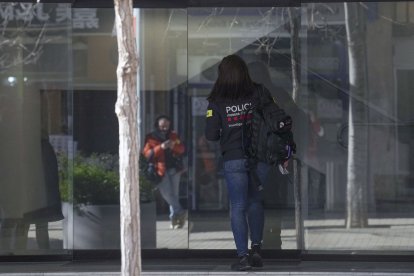 Una agent dels Mossos, dimarts durant l’escorcoll efectuat a la seu de la Federació Catalana.