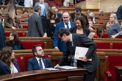 El president, Pere Aragonès, escolta al Parlament el líder del PSC, Salvador Illa.