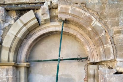 Les obres a l’arc romànic (esquerra) i el seu estat inicial, amb formigó que simulava pedres.