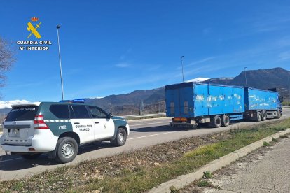 El camió interceptat està compost per un cap tractor i dos semiremolcs.