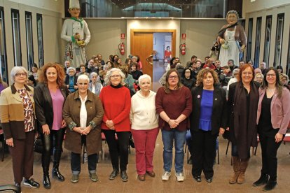 Representants de les diferents institucions durant la celebració de l’acte institucional del 8M a la vegueria de Lleida que va tenir lloc al consell comarcal de la Noguera, a Balaguer.