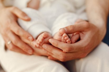 Les dones són les que solen acabar sacrificant la carrera laboral per cuidar els fills.