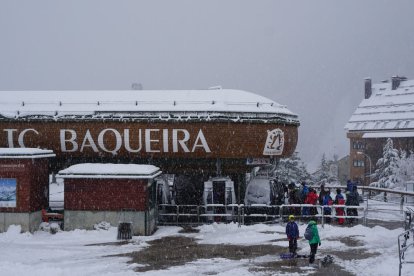 Esquiadors ahir sota la neu a Baqueira.