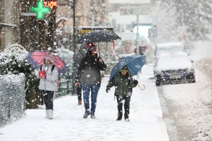 La nevada va ser intensa a Rialp al matí. A la imatge de la dreta, el paisatge que va deixar la nevada a Llesp, al Pont de Suert.