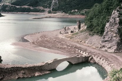 Part de les restes del monestir de Santa Maria de Lavaix.