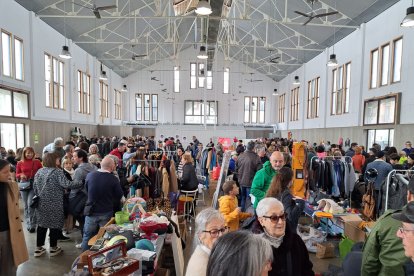 El Mercat del Pla es va omplir de curiosos a la recerca d’antiguitats i col·leccionables històrics.