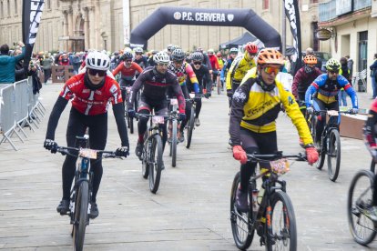 Gairebé mig miler de ciclistes participen en la Hivernal de Cervera