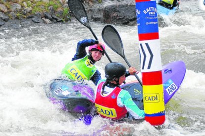 Mònica Dòria, amb l’armilla roja, en dura pugna amb la britànica Mallory Franklin a la final.