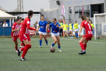 Alba Quintana, envoltada de rivals de l’Atlètic de Madrid B en una acció del partit.