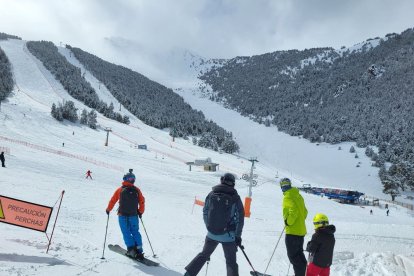 Visitants a Espot després de les nevades.