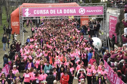 Un moment de la multitudinària sortida de la Cursa de la Dona Nayox de Lleida, ahir a la canalització del riu Segre.