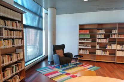 Sala amb 1.300 llibres del fons donat per l’escriptor el 2015.