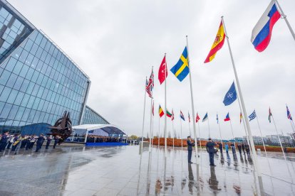 Hissat de la bandera sueca a la seu de l’OTAN a Brussel·les.