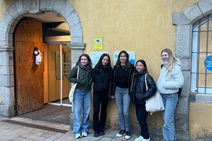 Les quatre estudiants amb Bárbara Fontecha, directora de l’ABS Cerdanya, al centre.